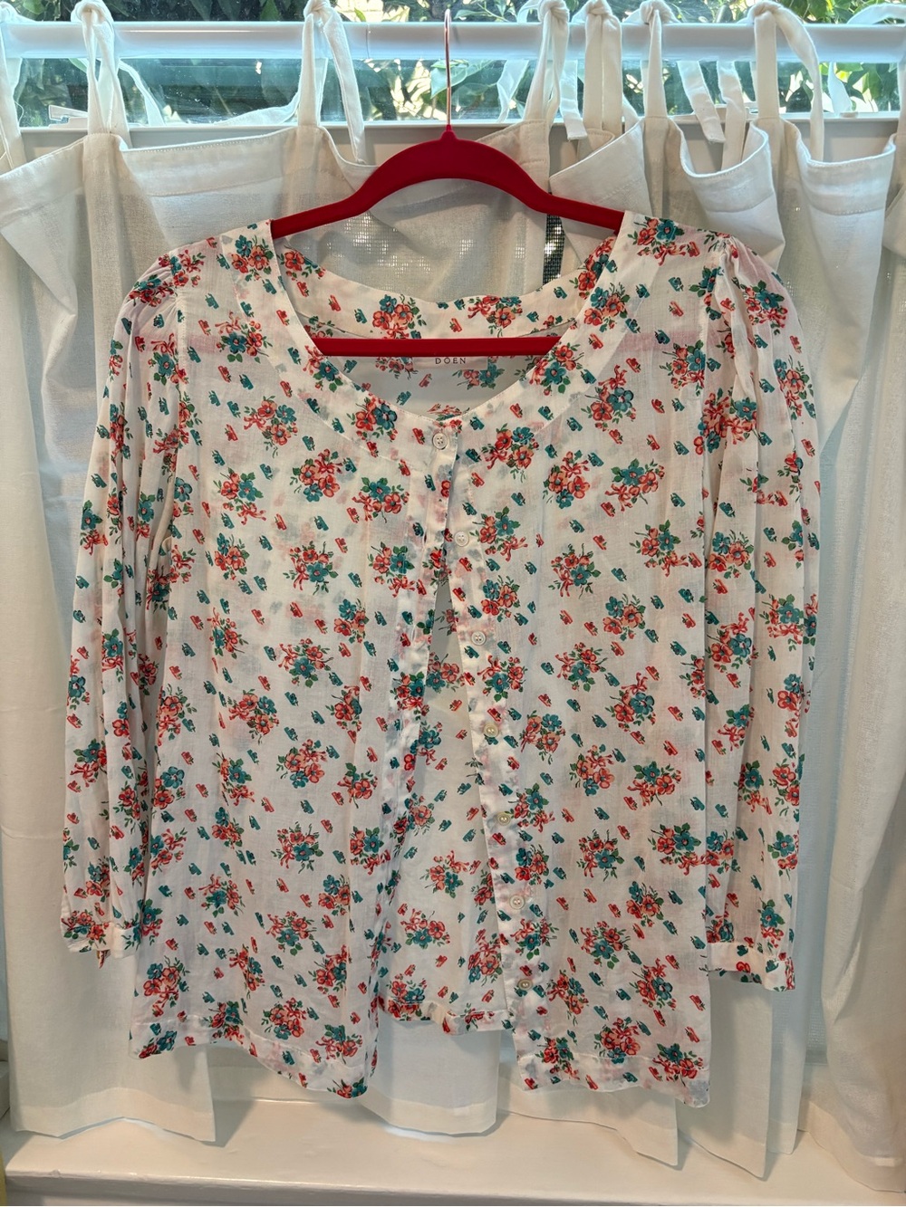 Doen White Floral Button-Down Blouse with Red & Green Bouquet Print